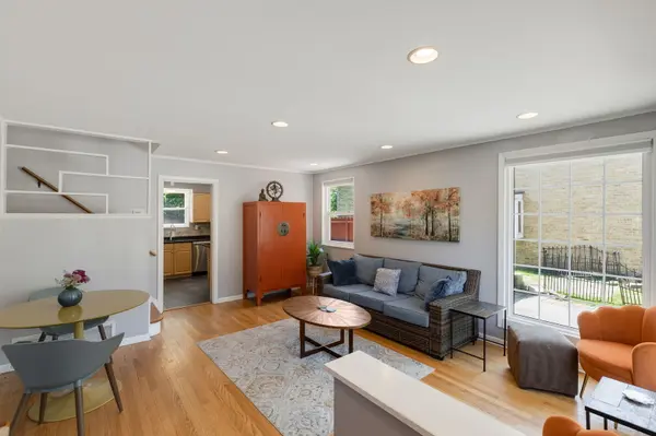 47 Hackberry LN, Glenview, IL 60025