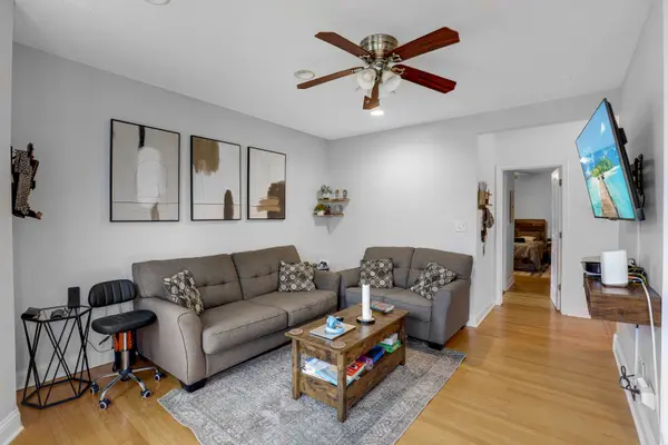 7401 N Hoyne AVE #3, Chicago, IL 60645