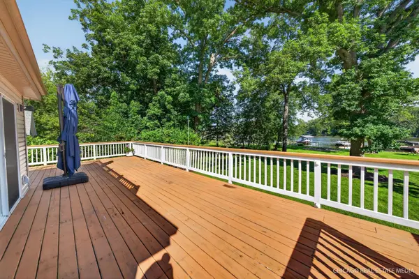 220 Hickory Nut Grove LN, Cary, IL 60013