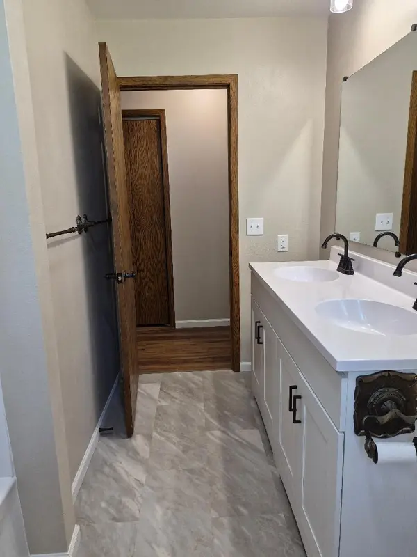 302 Sunrise LN, Marshall, MN 56258