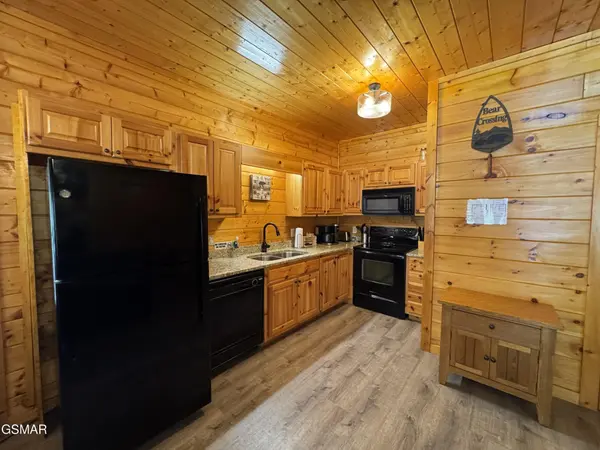 645 Chickasaw Gap Way, Pigeon Forge, TN 37863
