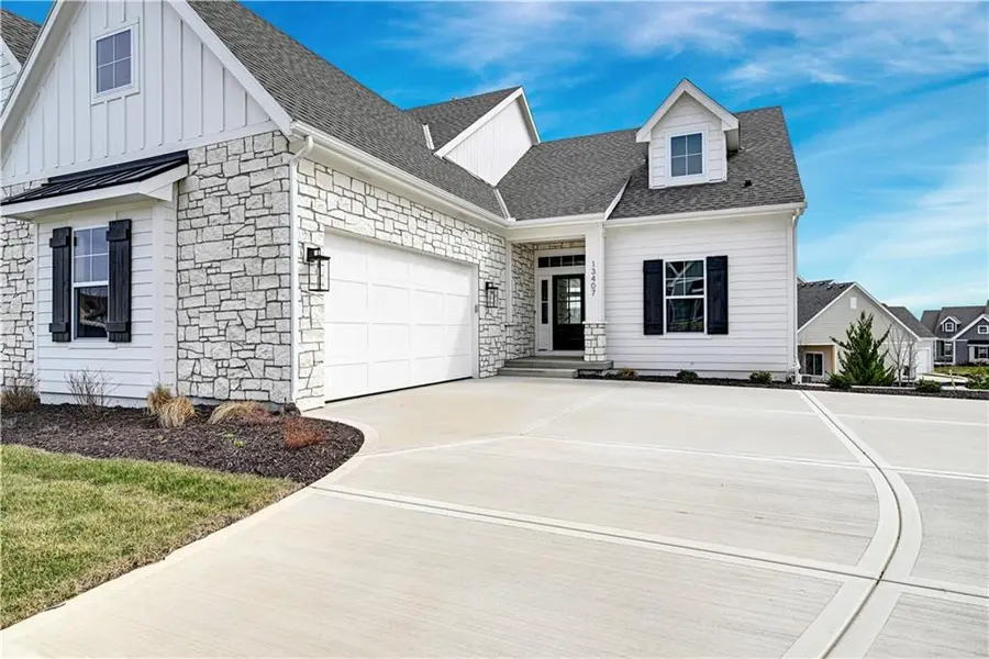 13407 W 174th TER, Overland Park, KS 66221