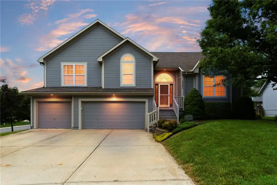 2301 SW Tracker LN, Lee's Summit, MO 64082