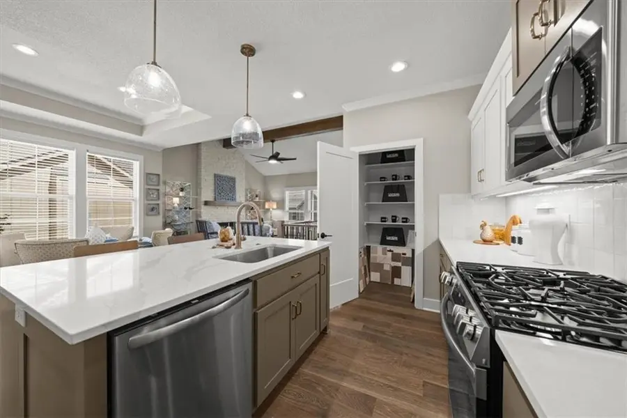 22212 W 82nd TER, Lenexa, KS 66220