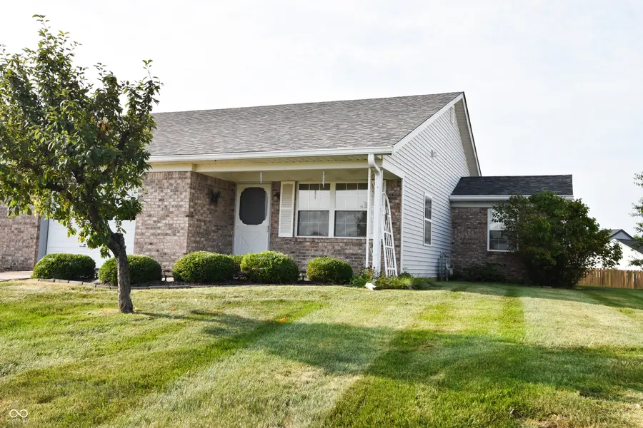 1139 E Apple Blossom LN, Greenfield, IN 46140