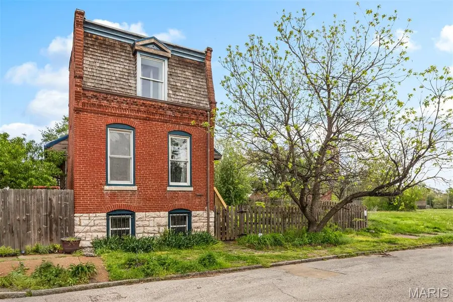 1871 Madison ST, St Louis, MO 63106