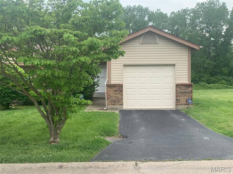 935 Amaral CIR, St Louis, MO 63137