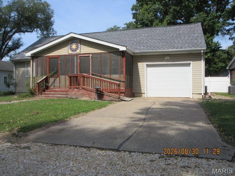 2415 N Carolina ST, Louisiana, MO 63353