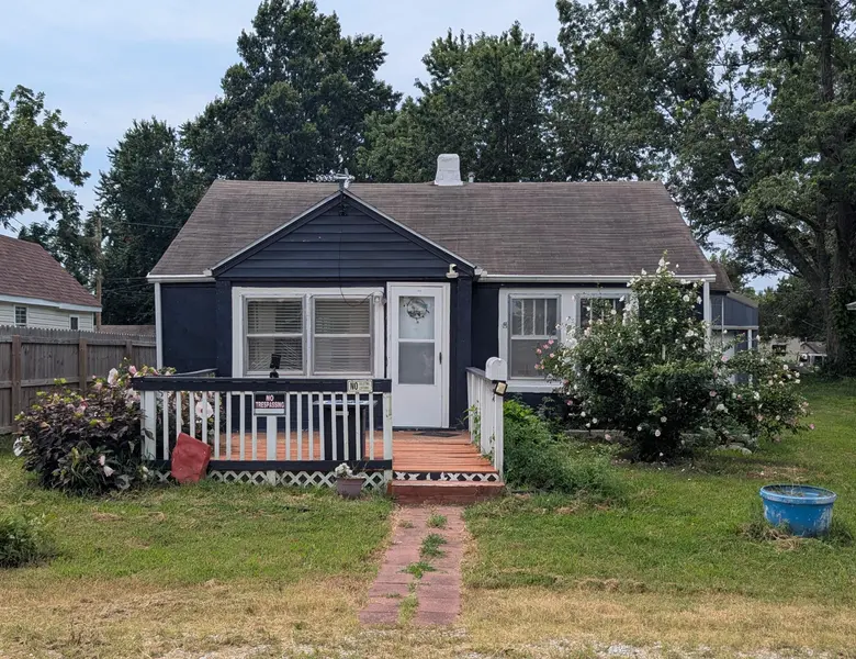 18 W Delta ST, Aurora, MO 65605