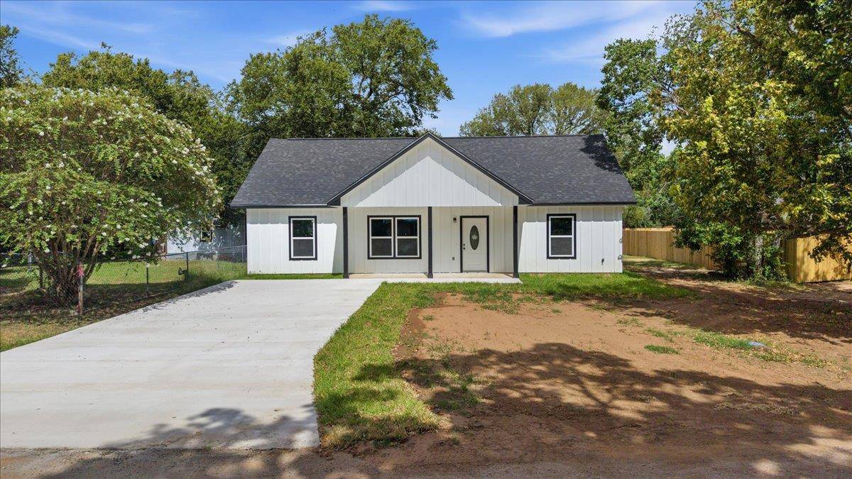304 Lee ST, Smithville, TX 78957