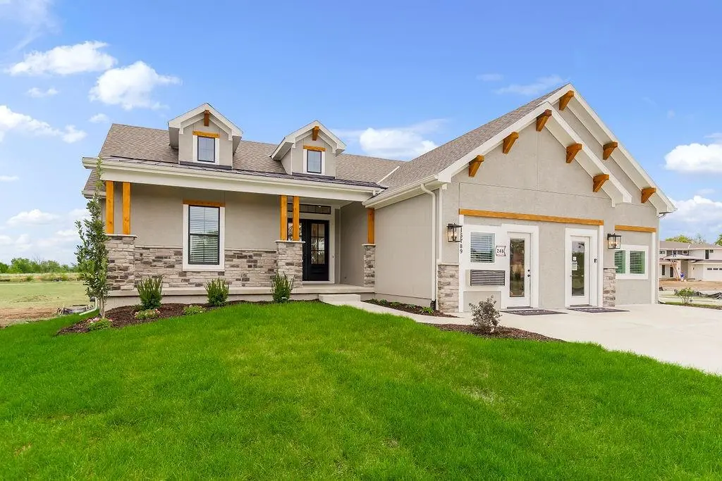 16789 S Fellows ST, Olathe, KS 66062