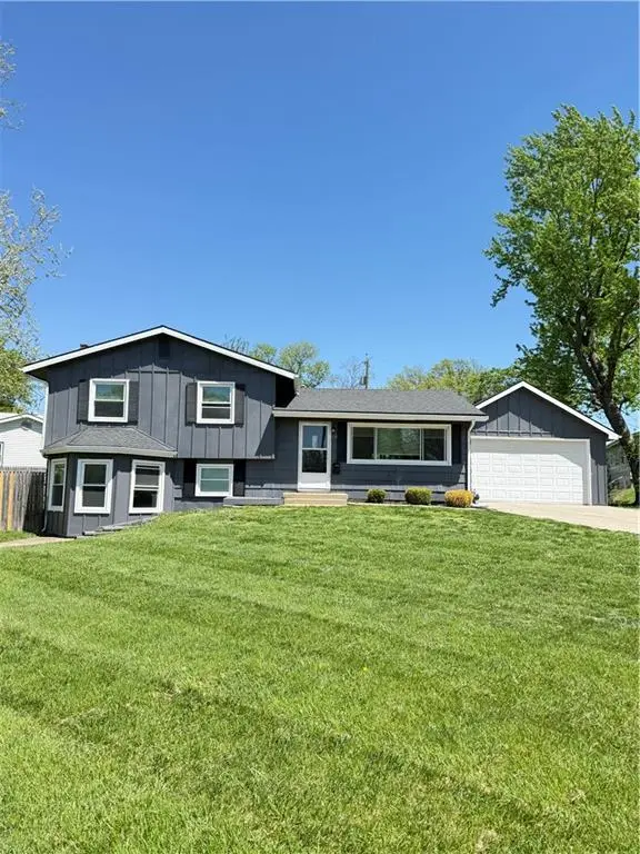 604 NW Carroll DR, Lee's Summit, MO 64063