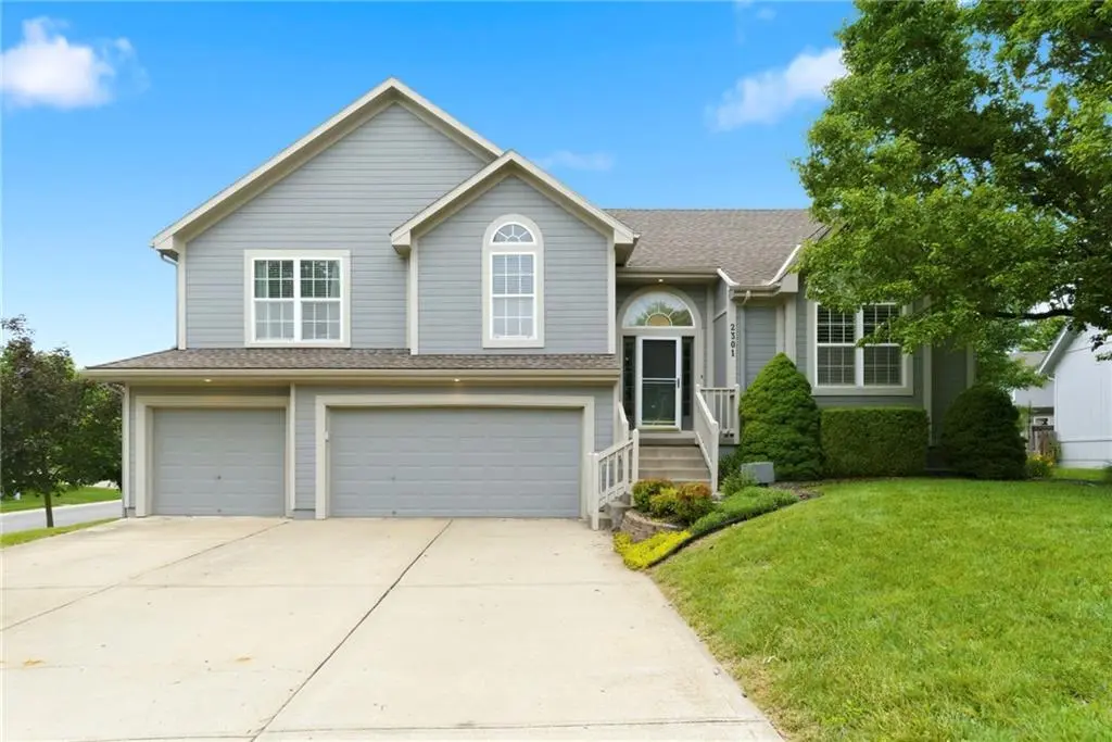 2301 SW Tracker LN, Lee's Summit, MO 64082