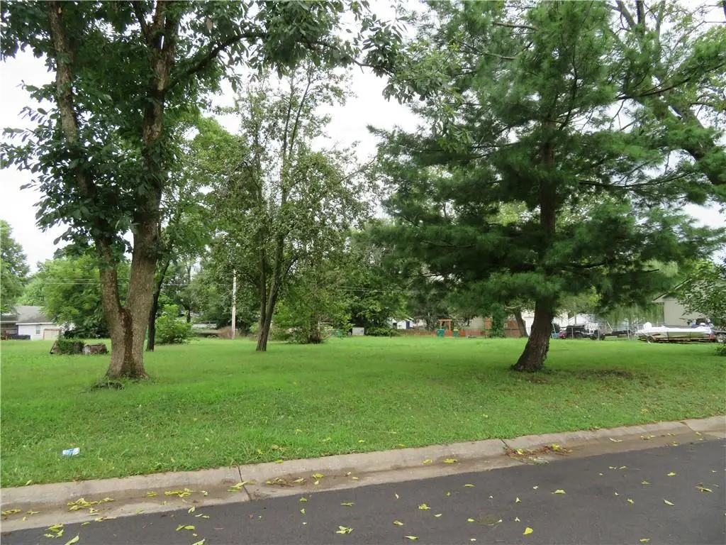 405 E Ottawa ST, Paola, KS 66071