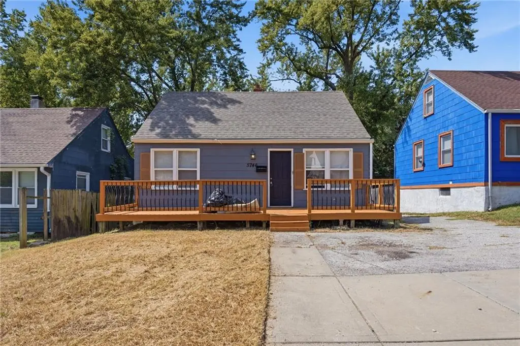 5746 College AVE, Kansas City, MO 64130
