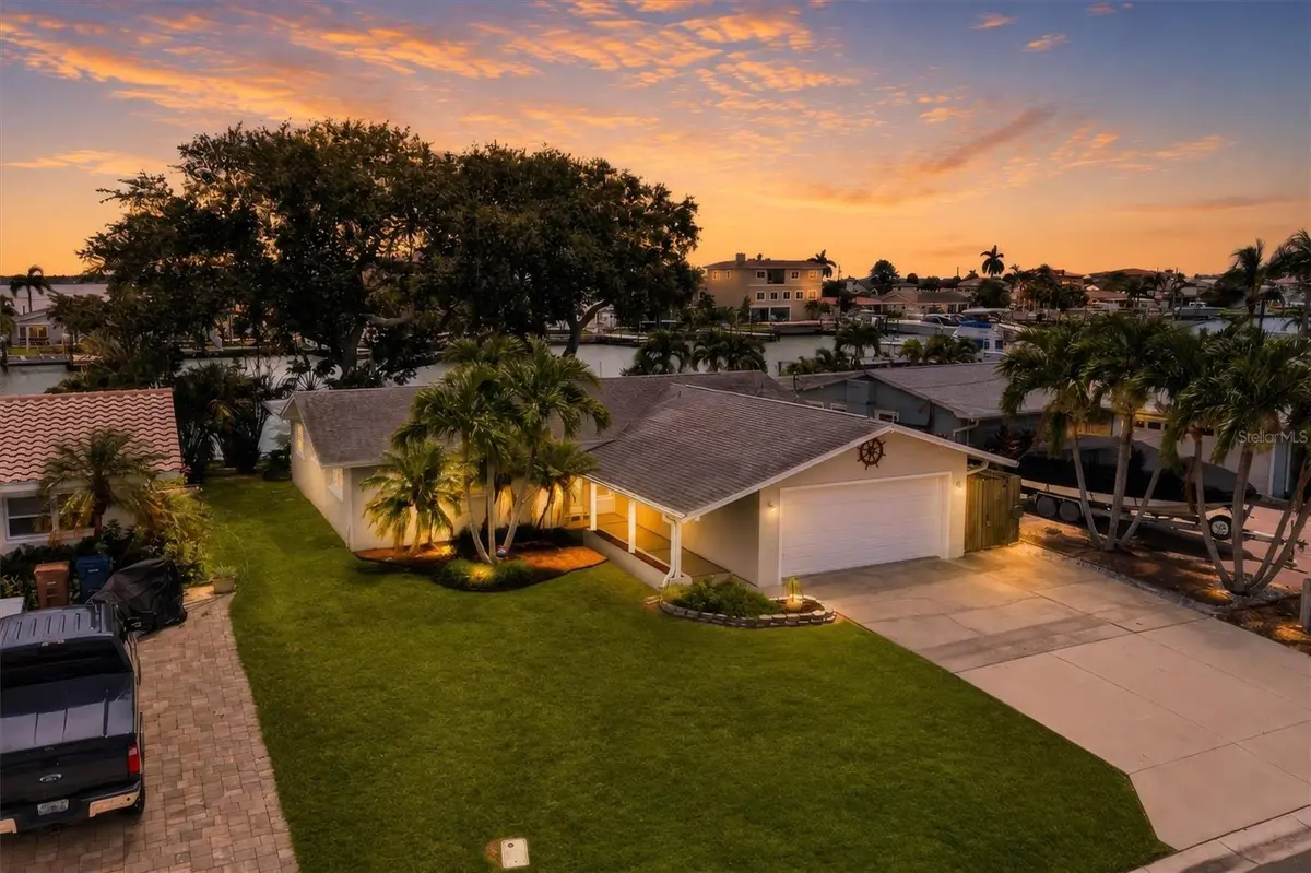 541 LILLIAN DR, Madeira Beach, FL 33708