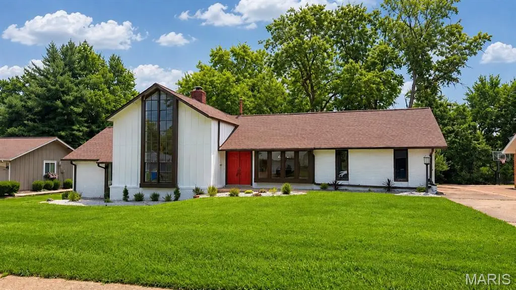 500 Kingridge DR, Ballwin, MO 63011