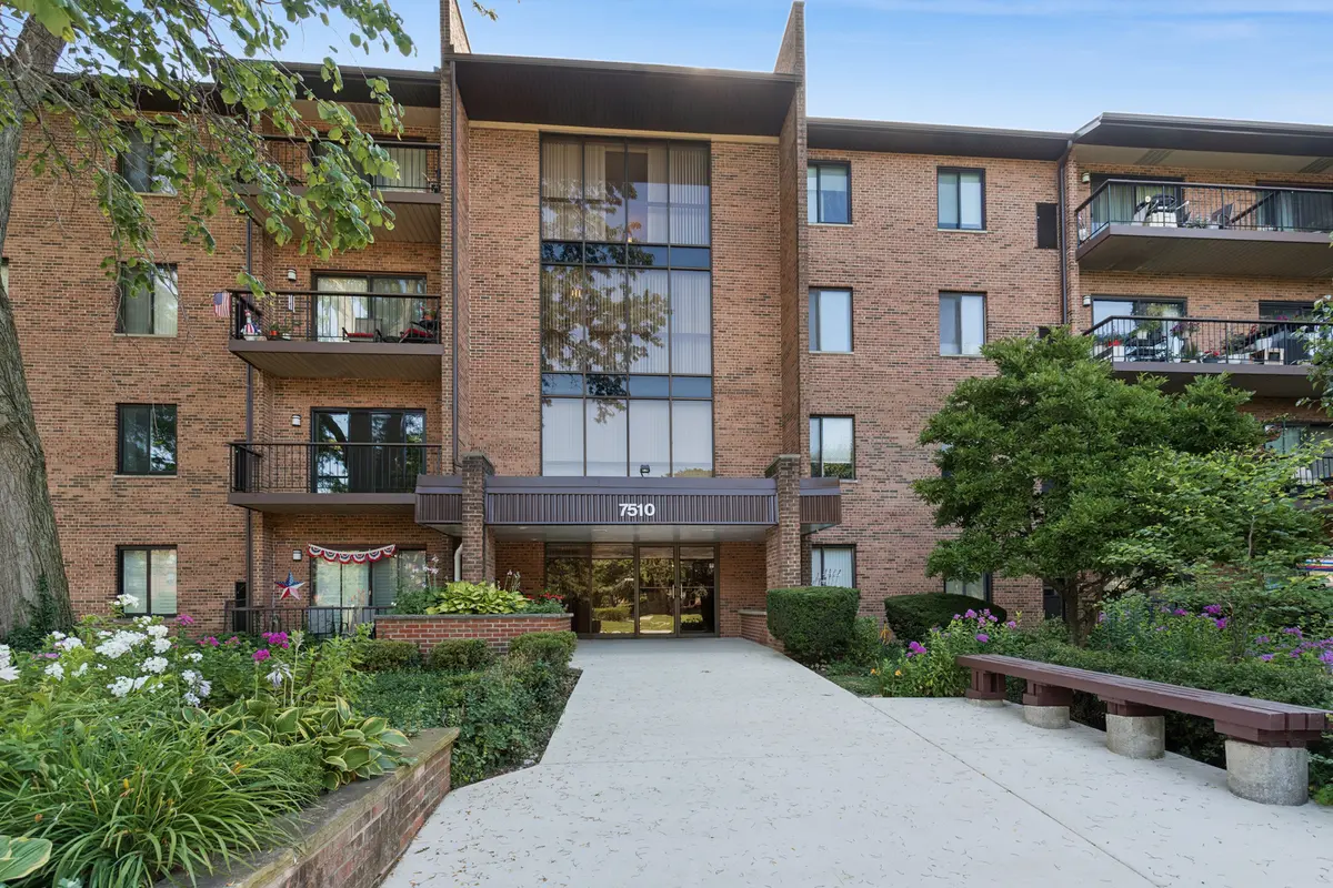 7510 Farmingdale DR #210, Darien, IL 60561