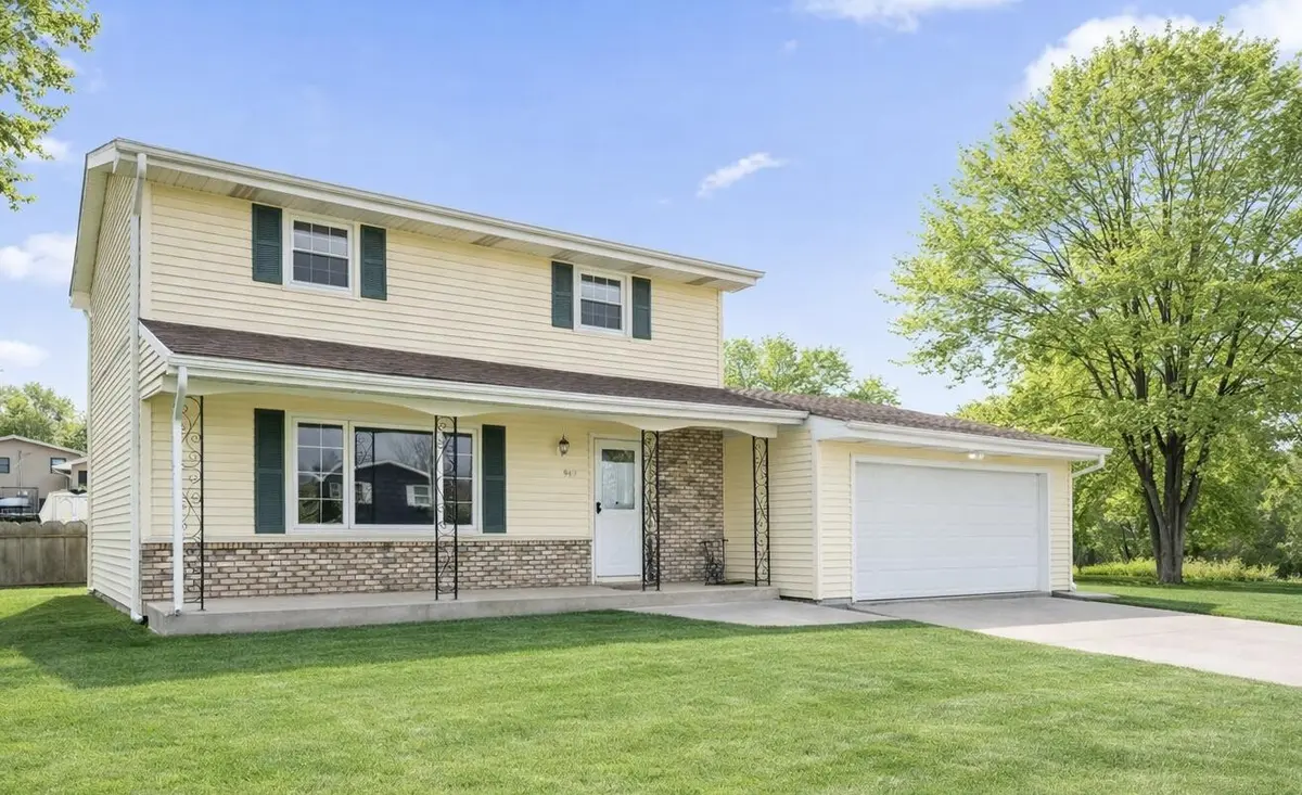 947 Iroquois DR, Crown Point, IN 46307