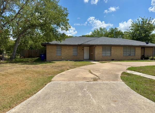820 S Blanco ST #B, Lockhart, TX 78644