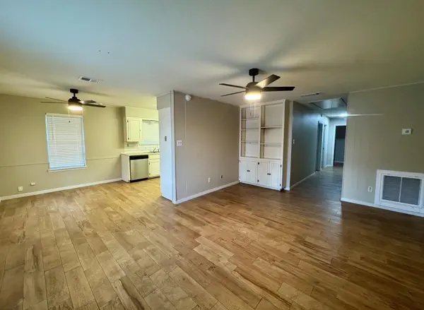 820 S Blanco ST #B, Lockhart, TX 78644