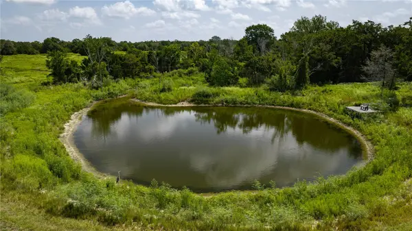 7221 W Old Lockhart RD, Muldoon, TX 78949