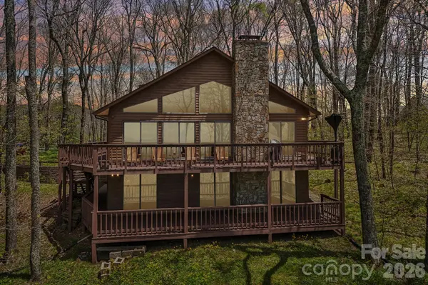 34 Wolfs Head CT, Mars Hill, NC 28754