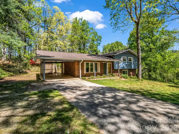 31 Firefly LN, Saluda, NC 28773