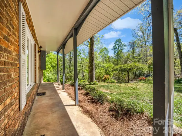 31 Firefly LN, Saluda, NC 28773