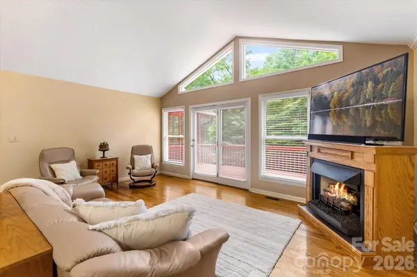 134 Valle WAY, Hendersonville, NC 28739