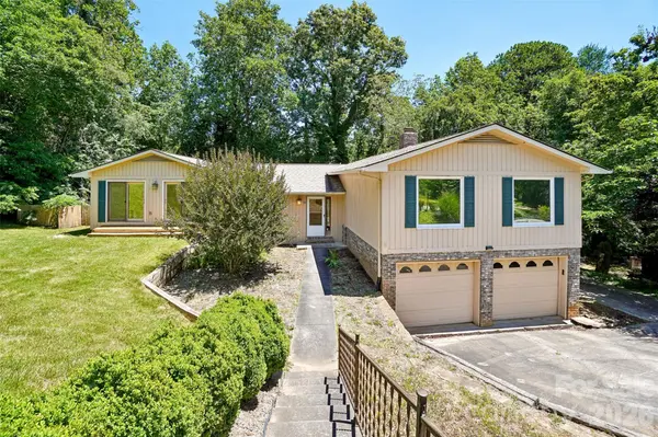 51 Wake Robin WAY,  Asheville,  NC 28805