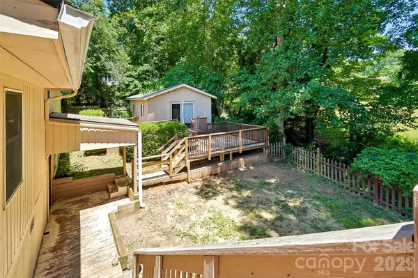 51 Wake Robin WAY, Asheville, NC 28805