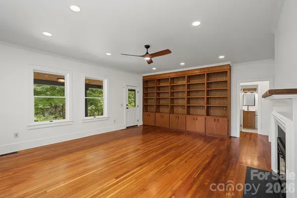 385 Chunns Cove RD, Asheville, NC 28805