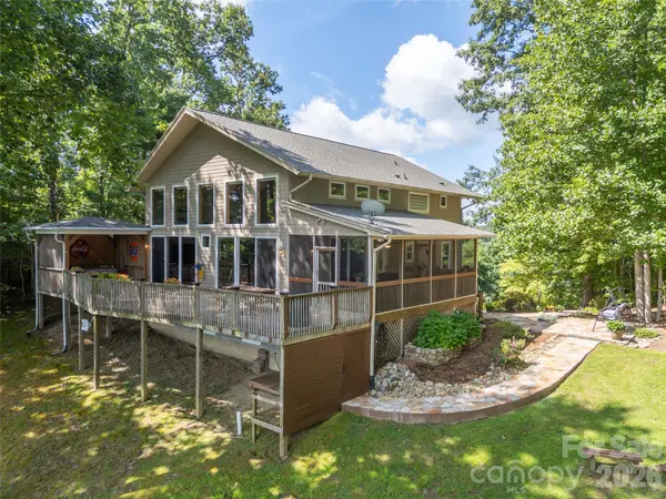 837 Big Raven LN, Saluda, NC 28773