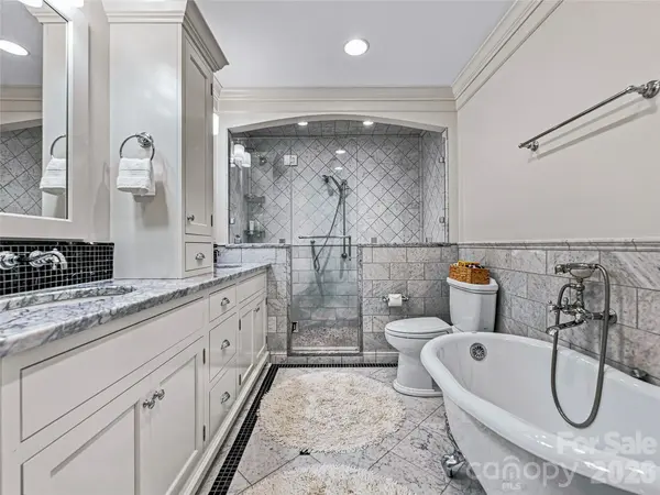 34 Ridge Glen LN, Leicester, NC 28748