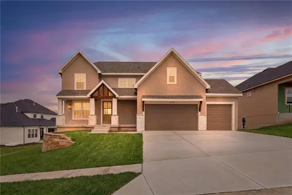 22076 W 99th TER, Lenexa, KS 66220