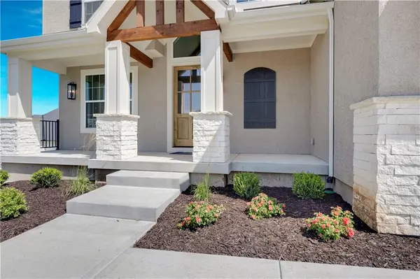 22076 W 99th TER, Lenexa, KS 66220