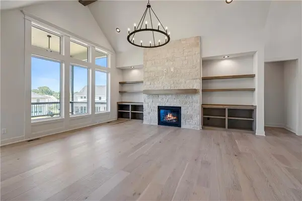 22077 W 99th TER, Lenexa, KS 66220