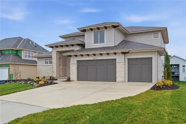 21913 W 99th TER, Lenexa, KS 66220