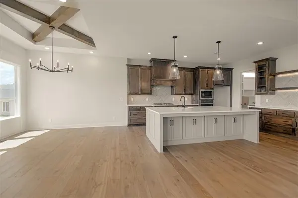 17156 S Laurelwood ST, Olathe, KS 66062