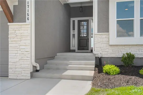 17156 S Laurelwood ST, Olathe, KS 66062