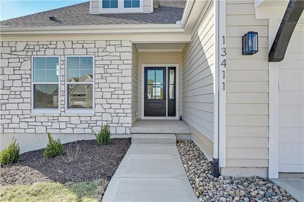 13411 W 174th TER, Overland Park, KS 66221