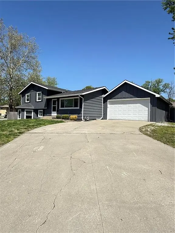 604 NW Carroll DR, Lee's Summit, MO 64063