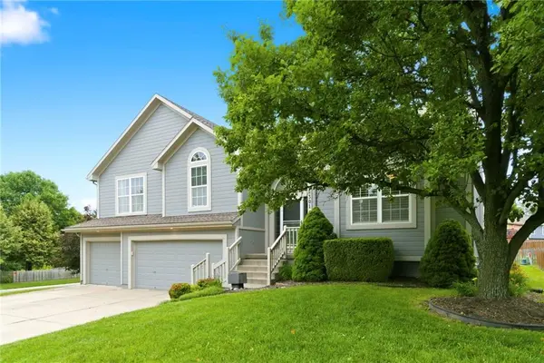 2301 SW Tracker LN, Lee's Summit, MO 64082