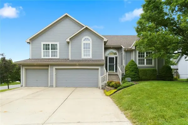 2301 SW Tracker LN, Lee's Summit, MO 64082