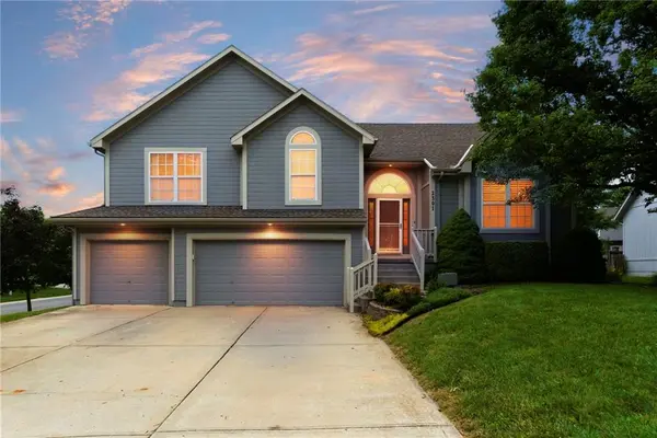 2301 SW Tracker LN, Lee's Summit, MO 64082