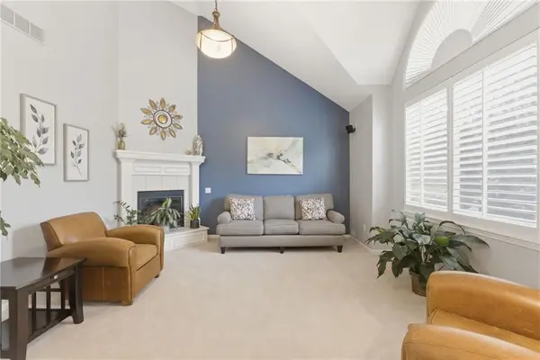 2301 SW Tracker LN, Lee's Summit, MO 64082