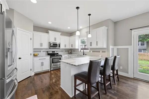 1273 SW Nagona LN, Lee's Summit, MO 64082