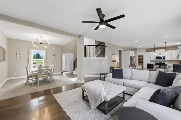 1273 SW Nagona LN, Lee's Summit, MO 64082