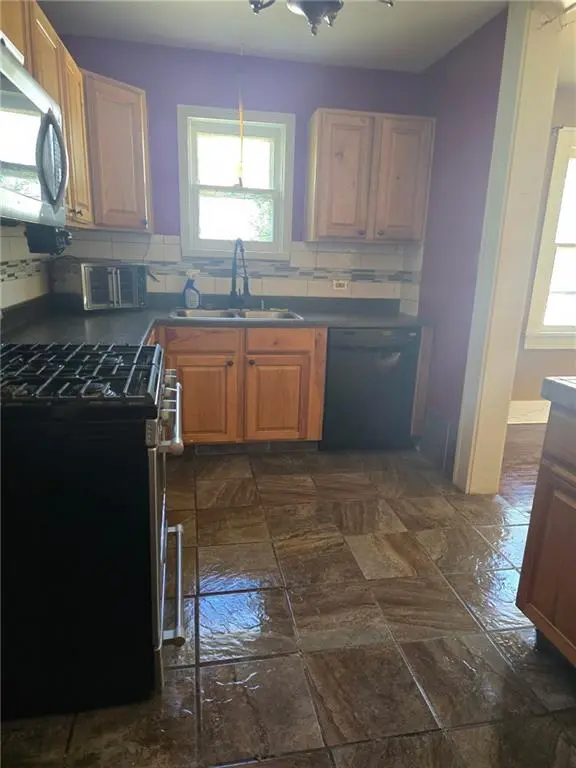 1718 Sacramento ST, St Joseph, MO 64507